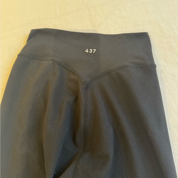 437 V leggings size small - Picture 3 of 4